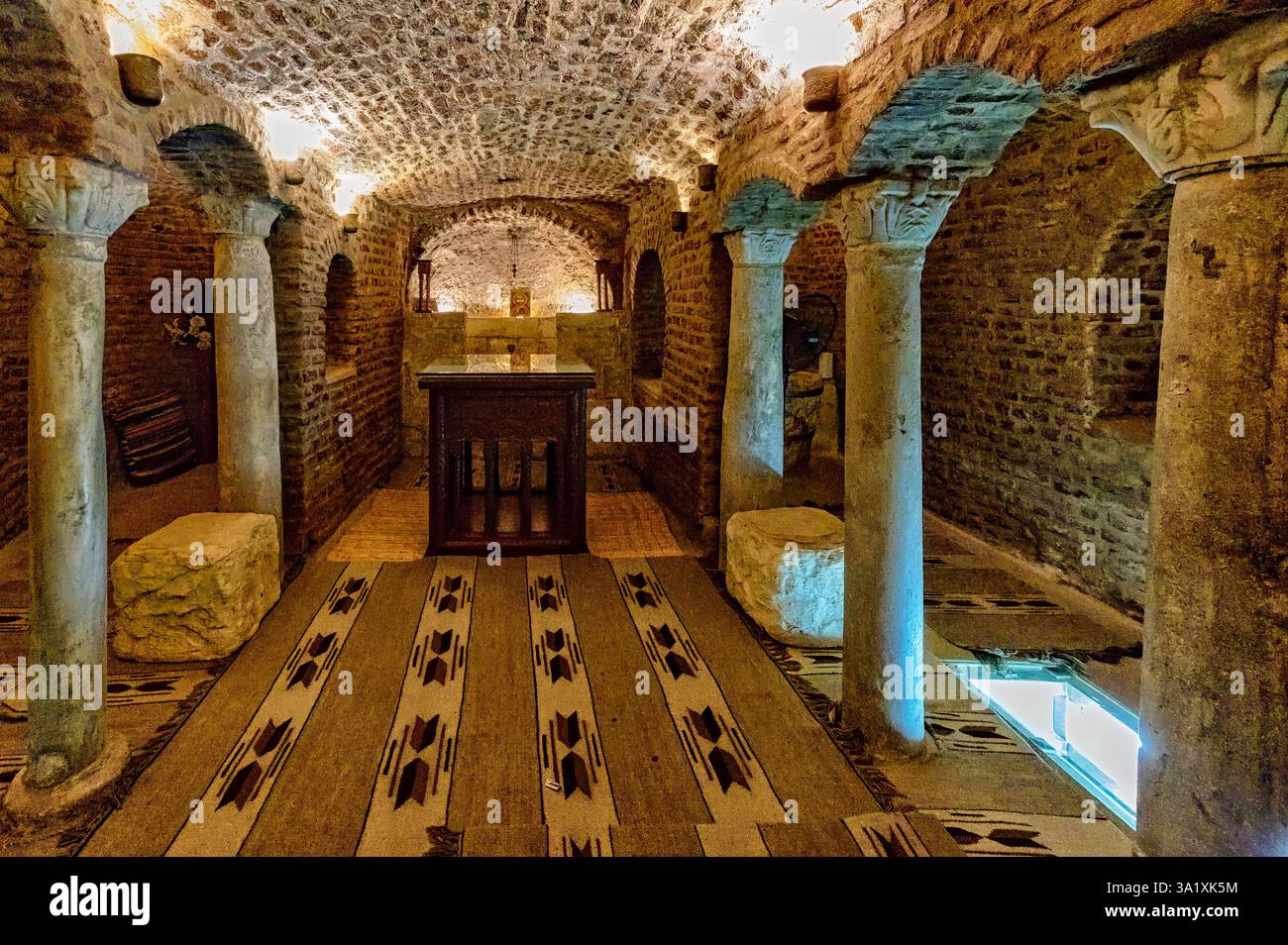 Die Heilige Familie soll in dieser Höhle unter der Kirche der Heiligen Sergius und Bacchus während ihres Fluges nach Ägypten Zuflucht gefunden haben Stockfoto