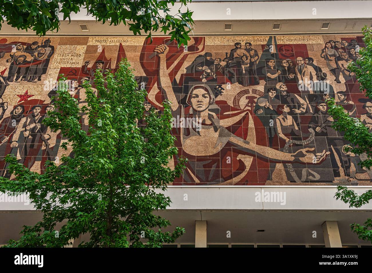Sozialistisches Mosaik mit jubelnden ArbeiterInnen an der Fassade des Kulturpalastes am Altmarkt. Dresden, Sachsen, Deutschland Stockfoto