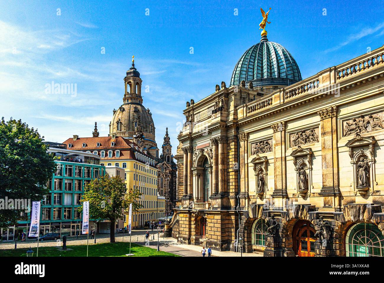 Die Fassade der Kunstakademie, überragt von der Kuppel mit einem Goldenen Engel auf der Spitze. Im Hintergrund die Kuppel der Frauenkirche Stockfoto