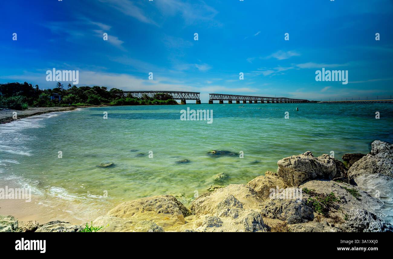 Calusa Beach und die heruntergekommene Bahia Honda Rail Bridge im Bahia Honda State Park in den Lower Florida Keys Stockfoto