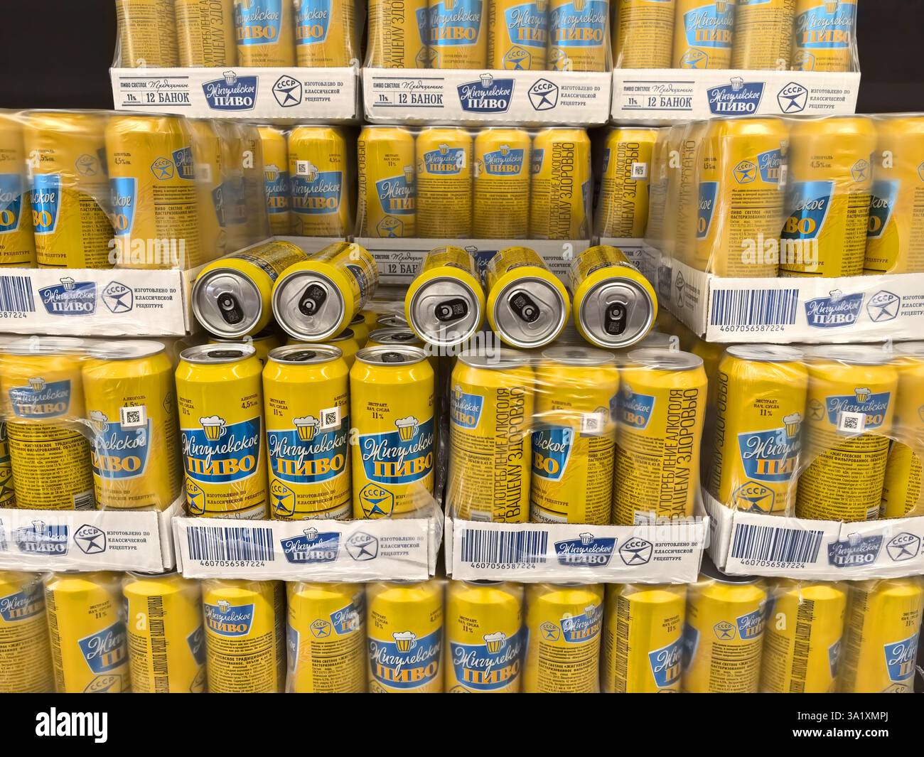 Bobruisk, Weißrussland - 27. Februar 2025: Reihen farbenfroher, mit Bier gefüllter Eisendosen sorgen für eine eindrucksvolle visuelle Präsentation in einem geschäftigen Geschäft. Stockfoto