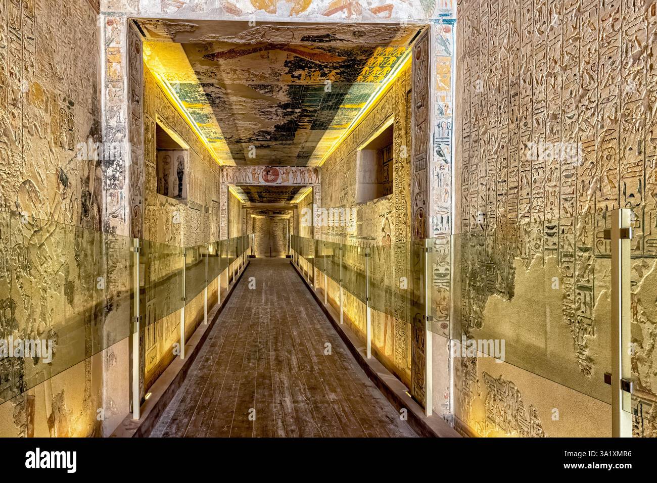 Gate D Sturz in KV6 zeigt eine Sonnenscheibe mit einem Widdergott zwischen einem Horusauge und einem Pavian, flankiert von Ramses IX., vier Göttern und fünf Göttinnen Stockfoto