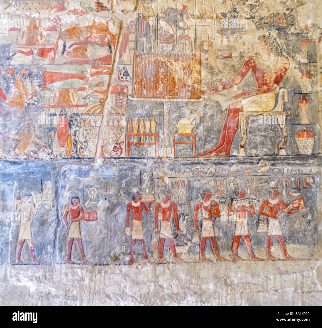 Wesir Mehu, dargestellt an der Wand seines Grabes in Sakkara, saß am Opfertisch Stockfoto