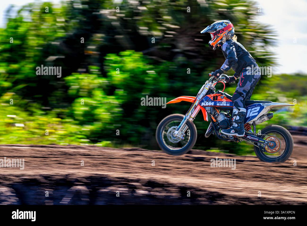 Junger Motocross-Fahrer auf einer Dirt-Rennstrecke im Miami Motocross Park Stockfoto