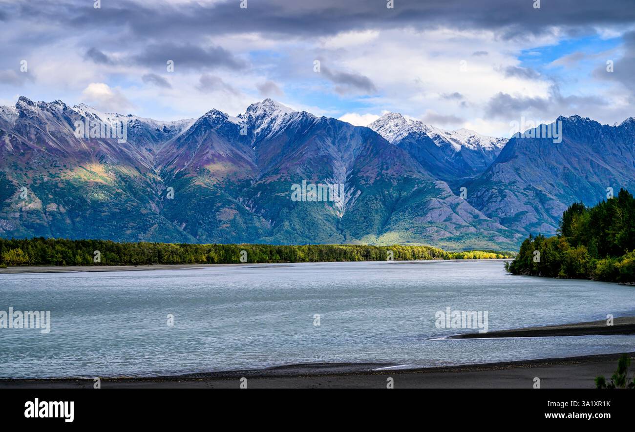 Blick auf den Pioneer Peak in der Chugach Mountain Range von der Old Knik River Iron Bridge in Alaska Stockfoto