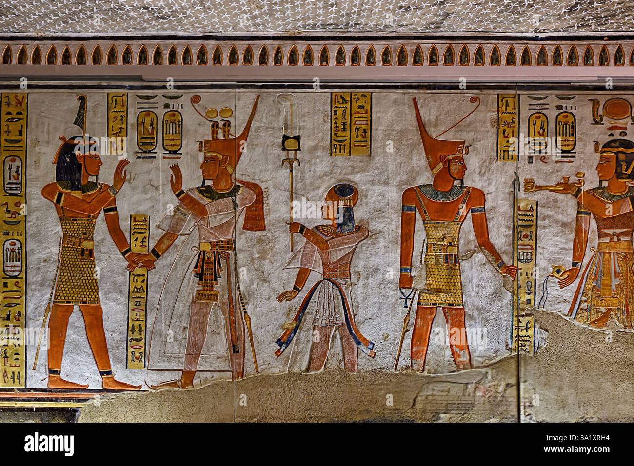 Der rechte Wandkorridor B in QV44 zeigt Ramses III. Und Prinz Khaemwaset, die von Gott Shu begrüßt werden Stockfoto