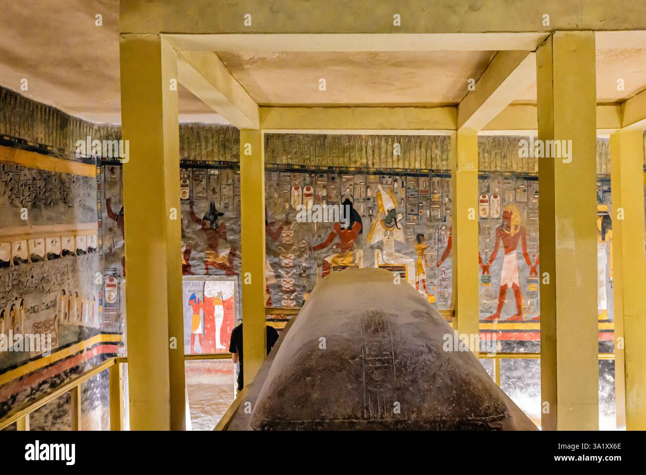 Sarkophag aus rotem Granit in der Grabkammer von KV16, dem Grab von Rameses I. Stockfoto