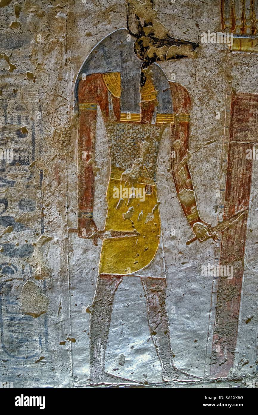 Die rechte Wand des Korridors D in KV14 zeigt einen Wächter der Portale des Osiris-Reiches aus dem Buch der Todeszauber 145 und 146 Stockfoto