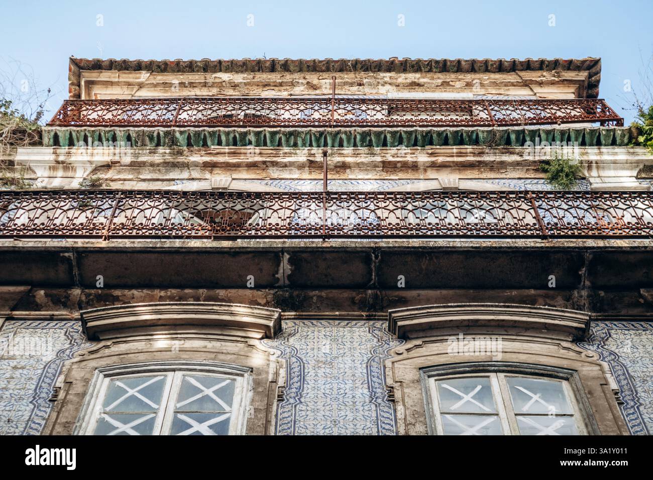 Eine historische Fassade in der Innenstadt von Lissabon, bedeckt mit ikonischen Azulejo-Fliesen Stockfoto