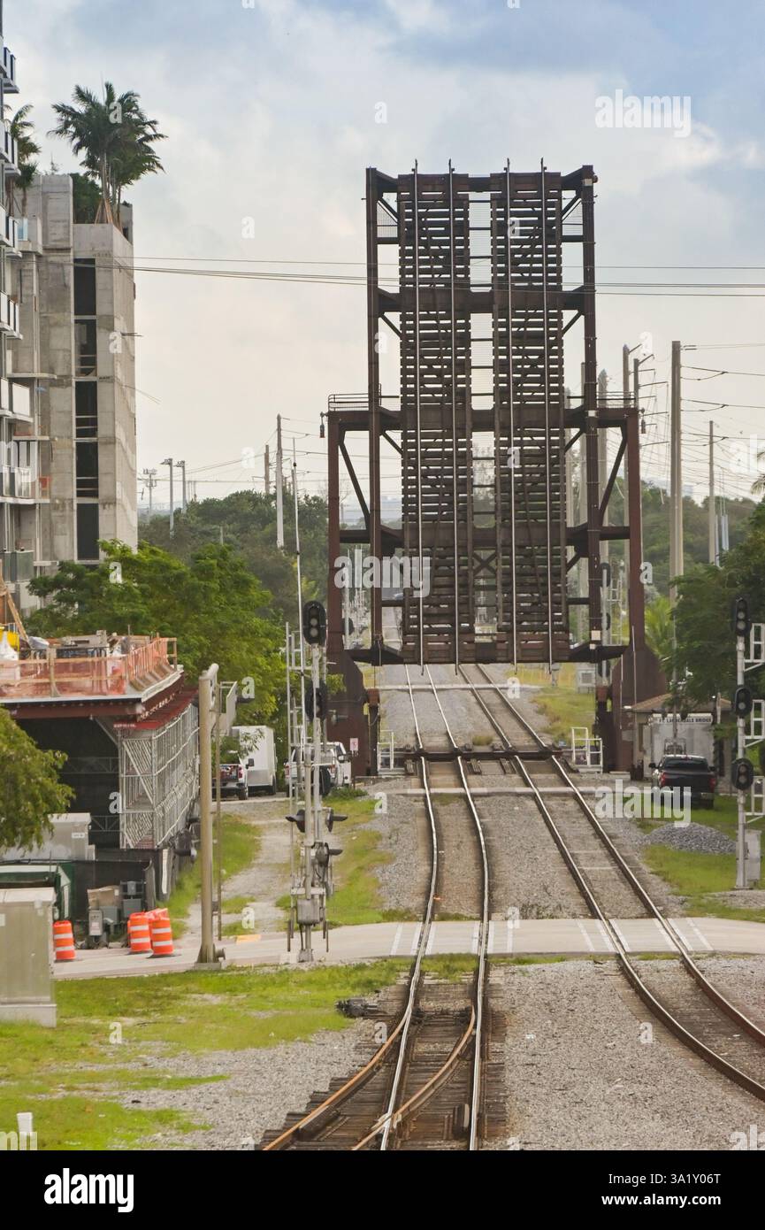 Fort Lauderdale, Florida, USA - 2. Dezember 2023: Hebebrücke für die Eisenbahnstrecke, die über die Stadt Fort Lauderdale führt Stockfoto