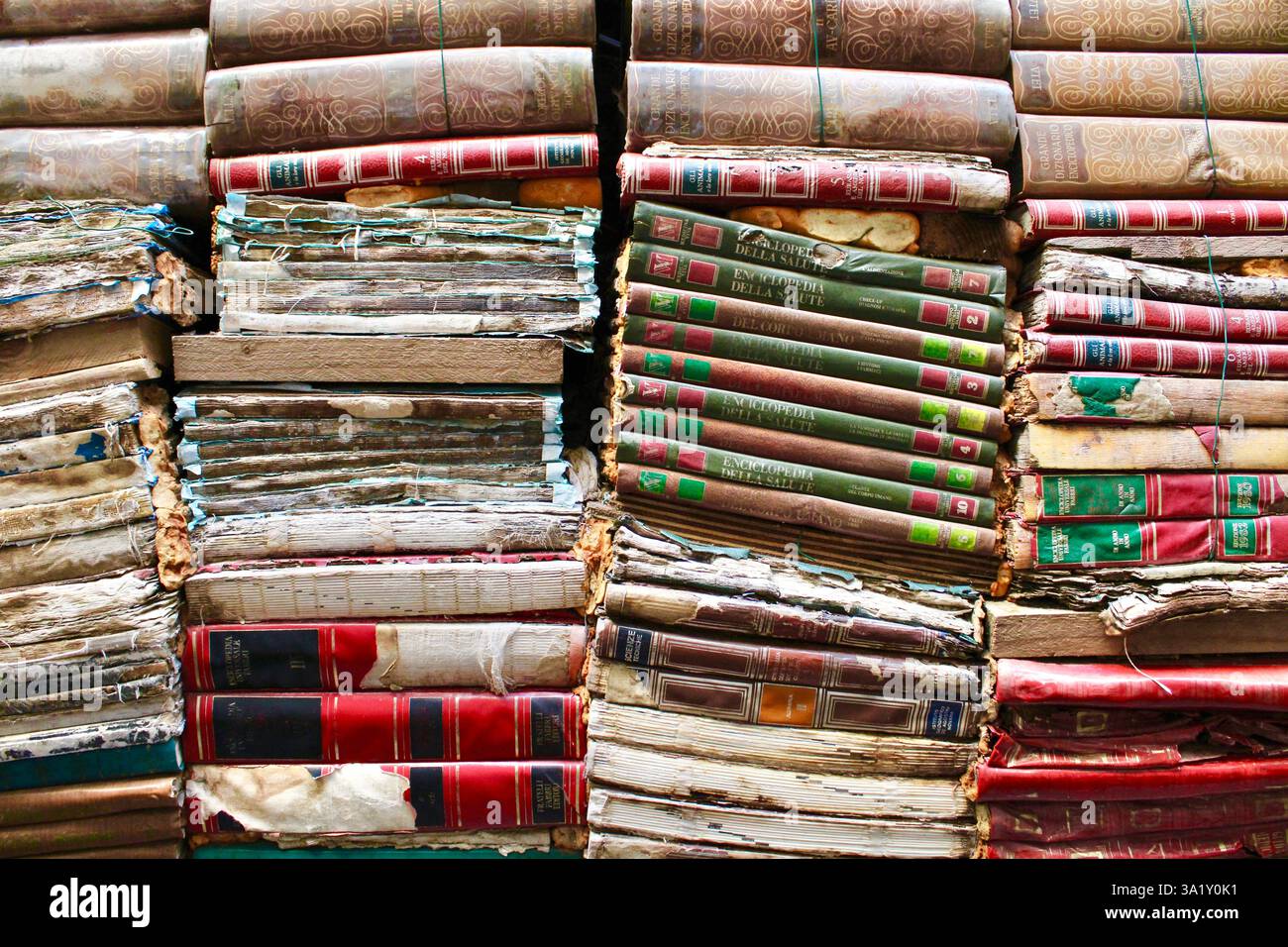 Stapel alter, verwitterter Bücher in der Alta Acqua Libreria in Venedig, Italien, am 27. Januar 2023. Ein berühmter Buchladen, der für seinen einzigartigen Hochwasserschutz bekannt ist. Stockfoto