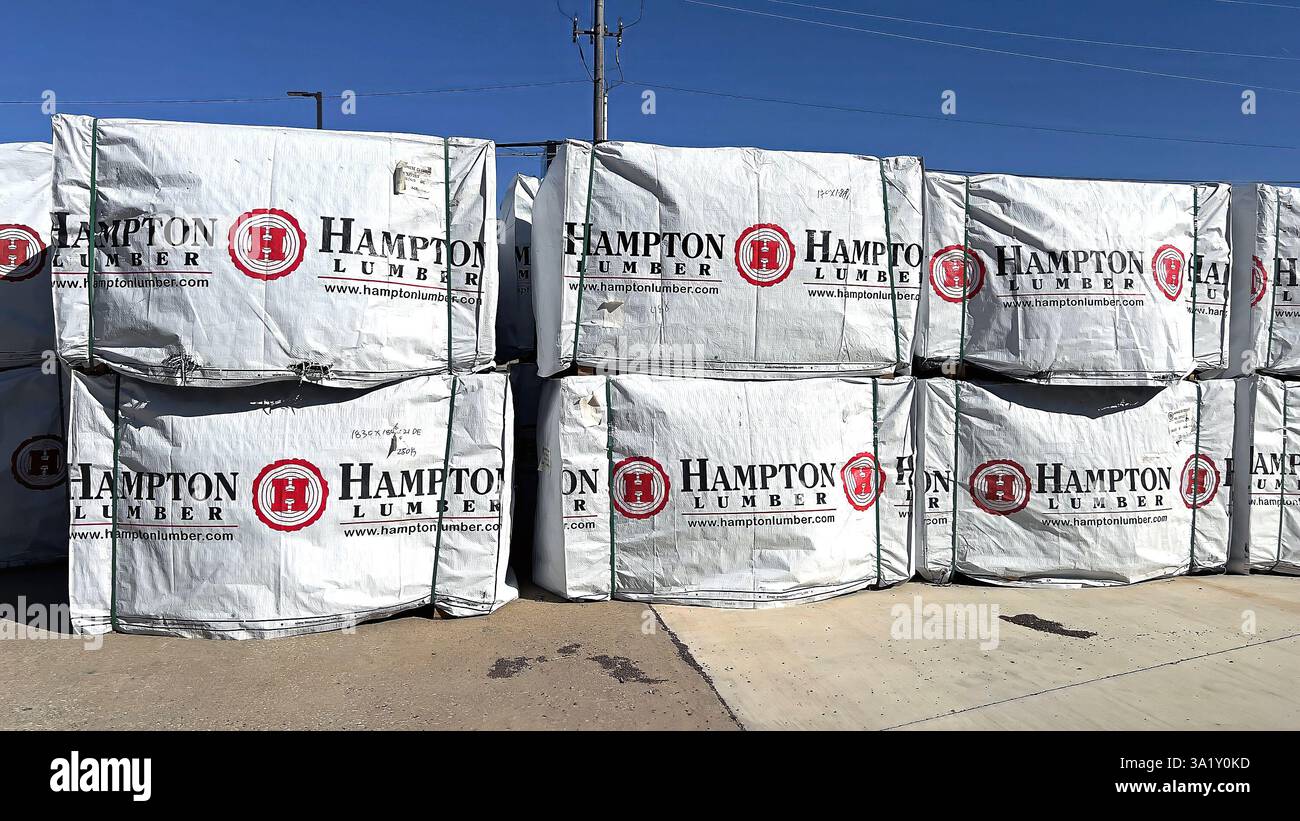 EMPORIA KANSAS, USA - 10. MÄRZ 2025 Stöcke von frischem Holz aus Idaho und North Carolina, umhüllt mit Schutzhüllen und Bündeln von frischen Holzpfosten, die bei der Sunderland Lumber Company verkauft werden. Ein lokales Familienunternehmen, das seit fast 100 Jahren im Geschäft ist. Stockfoto