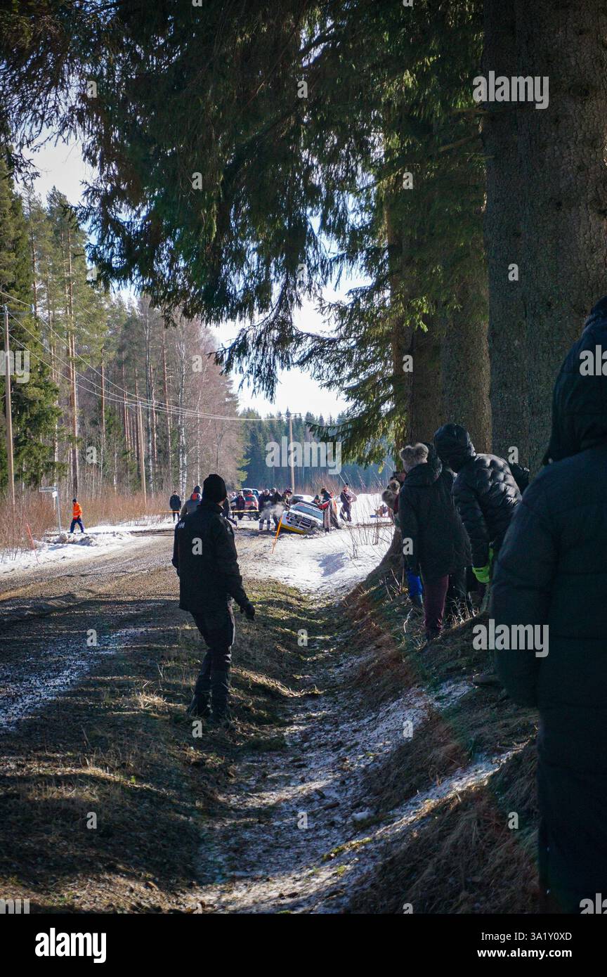 Rallye-Rennen mit dem Auto von der Straße und den Zuschauern Stockfoto