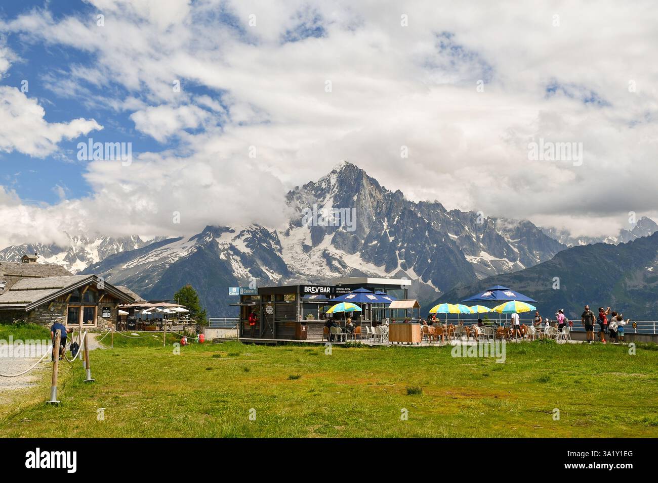 Bar und Restaurant auf dem Plateau Planpraz (2000 m), im Sommer mit der Aiguille du Midi des Mont Blanc Massivs, Chamonix, Frrance Stockfoto