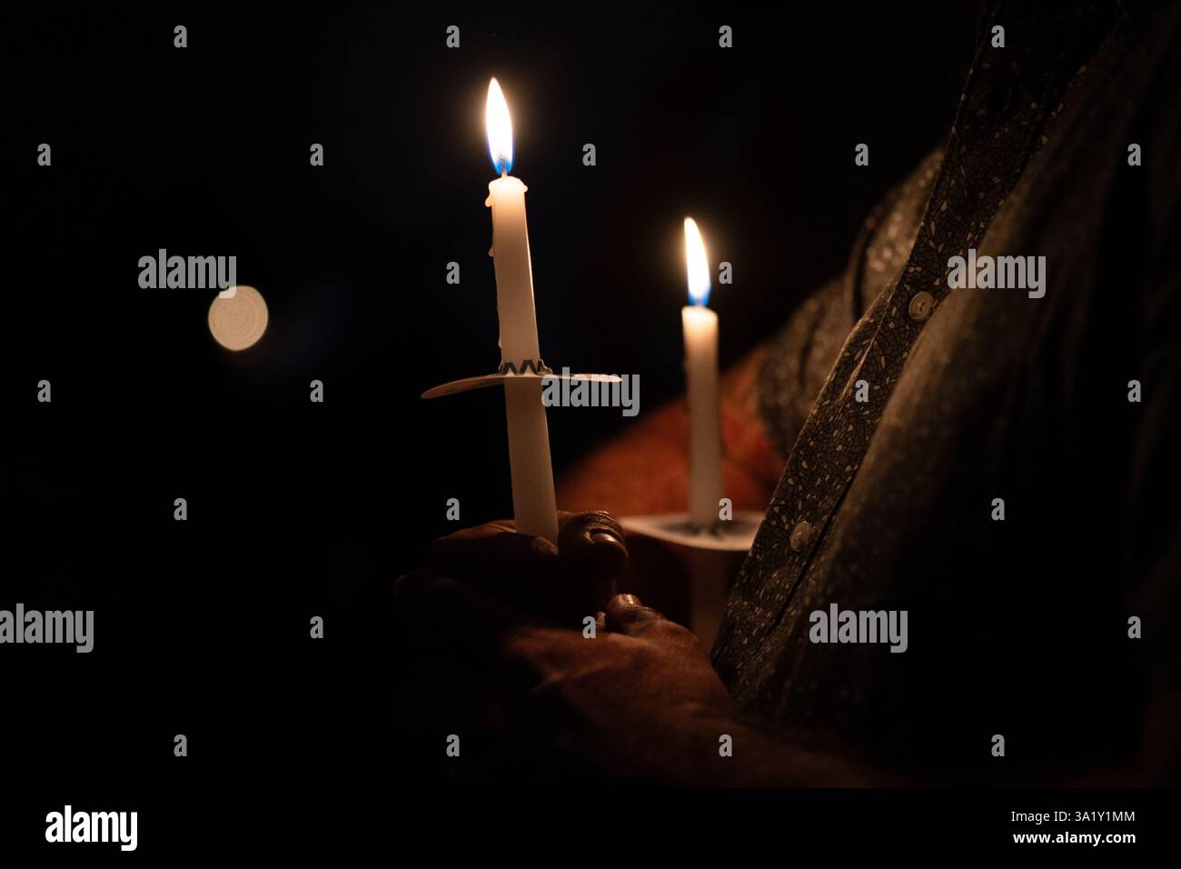 Mann hält Kerzen in Erinnerung Stockfoto