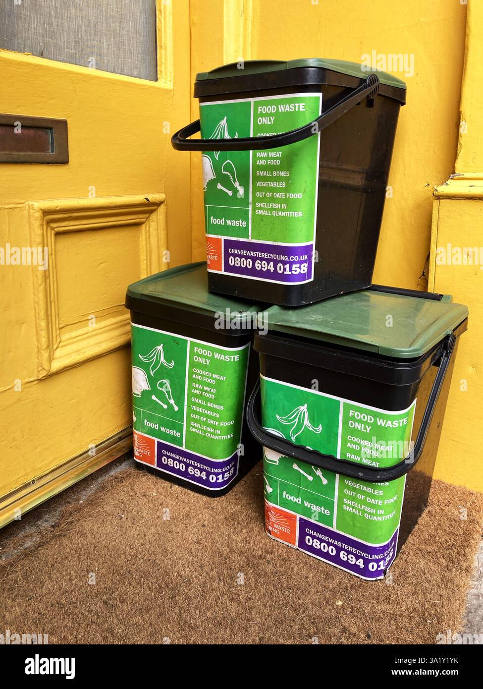 Mülltonne für Lebensmitteltransportabfälle, Recycling für die Sammlung in einer Edinburgh Street, Schottland, Großbritannien Stockfoto