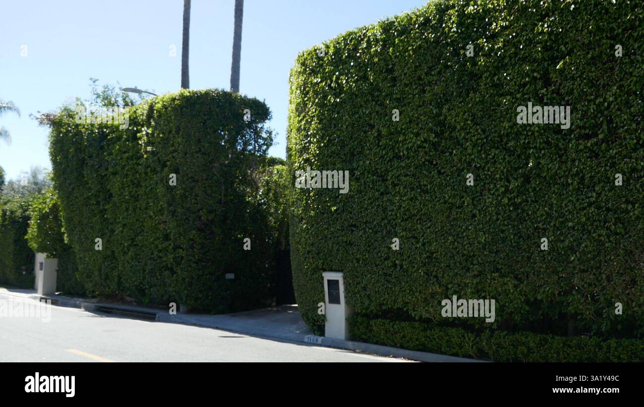 Beverly Hills, Kalifornien, USA 9. März 2025 Schauspieler Paul Hogan, Schauspielerin Linda Kozlowski und Modedesigner Stan Herman, ehemaliges Haus in der 1109 Tower Road am 9. März 2025 in Beverly Hills, Kalifornien, USA. Foto: Barry King/Alamy Stock Photo Stockfoto