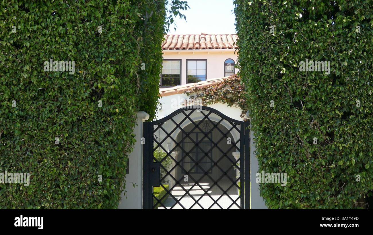 Beverly Hills, Kalifornien, USA 9. März 2025 Schauspieler Paul Hogan, Schauspielerin Linda Kozlowski und Modedesigner Stan Herman, ehemaliges Haus in der 1109 Tower Road am 9. März 2025 in Beverly Hills, Kalifornien, USA. Foto: Barry King/Alamy Stock Photo Stockfoto