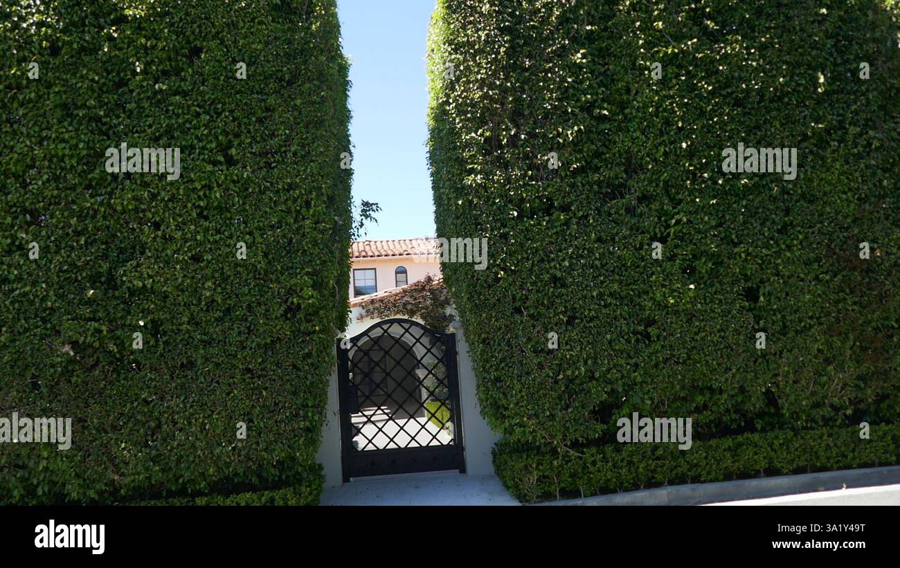 Beverly Hills, Kalifornien, USA 9. März 2025 Schauspieler Paul Hogan, Schauspielerin Linda Kozlowski und Modedesigner Stan Herman, ehemaliges Haus in der 1109 Tower Road am 9. März 2025 in Beverly Hills, Kalifornien, USA. Foto: Barry King/Alamy Stock Photo Stockfoto
