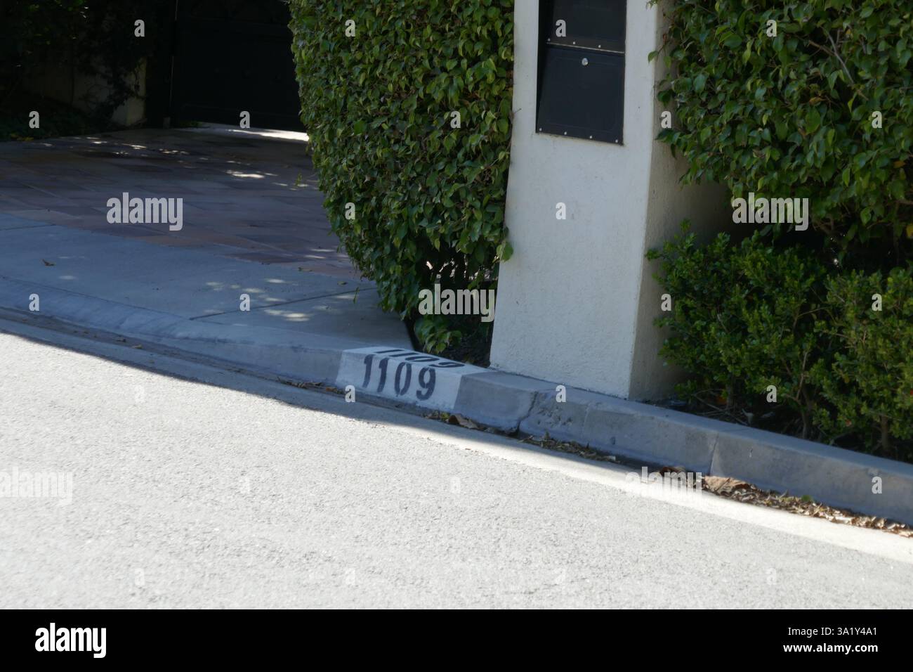 Beverly Hills, Kalifornien, USA 9. März 2025 Schauspieler Paul Hogan, Schauspielerin Linda Kozlowski und Modedesigner Stan Herman, ehemaliges Haus in der 1109 Tower Road am 9. März 2025 in Beverly Hills, Kalifornien, USA. Foto: Barry King/Alamy Stock Photo Stockfoto