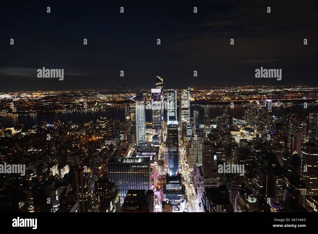 Luftpanorama von Manhattan, New York City, bei Nacht mit den Lichtern der Wolkenkratzer, die die Straßen der Innenstadt und den Madison Square Garden beleuchten Stockfoto