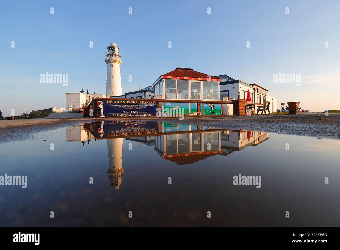Reflexionen des Flamborough Lighthouse in den East Ridings of Yorkshire Stockfoto