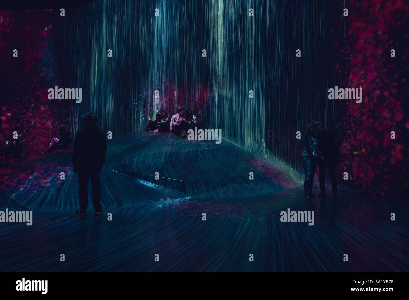 Immersive digitale Kunstinstallation bei teamlab Borderless Stockfoto