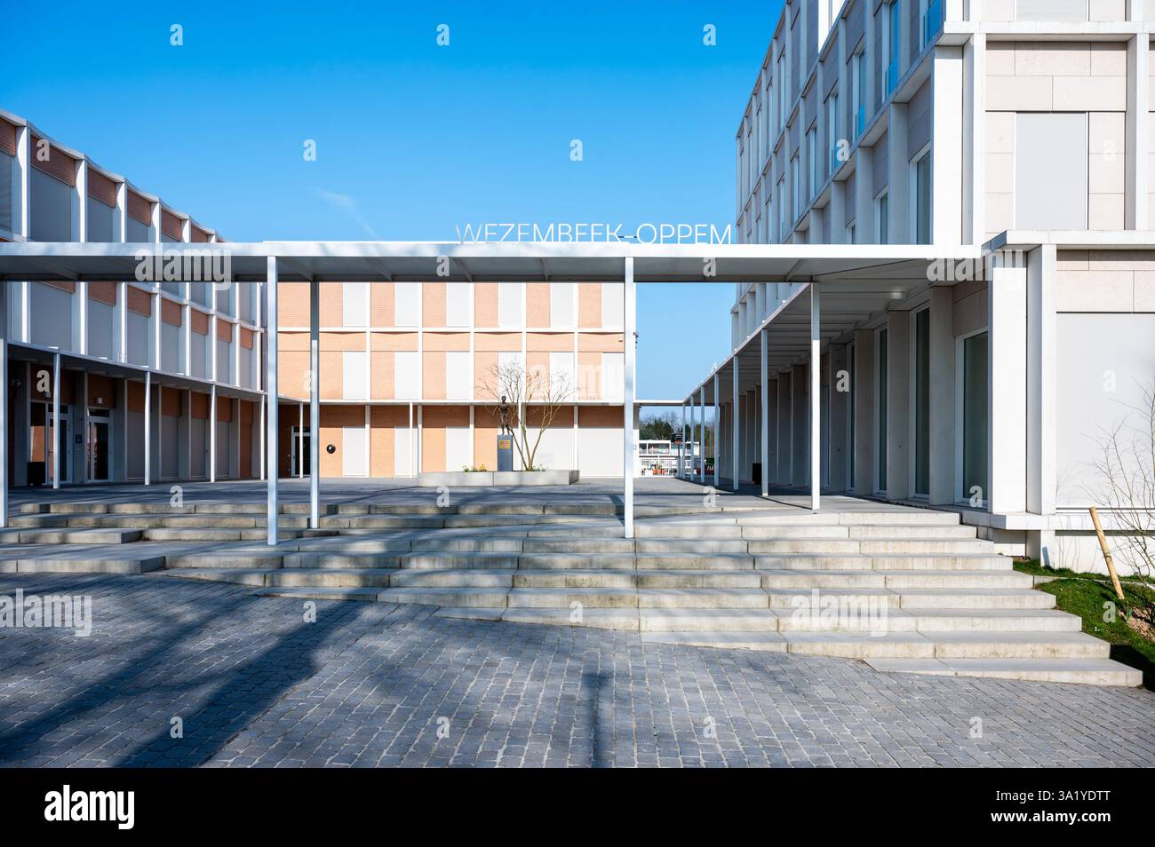 Altes und zeitgenössisches Rathaus in Wezembeek-Oppem, Flämische Region Brabant, Belgien, 8. MÄRZ 2025 Stockfoto