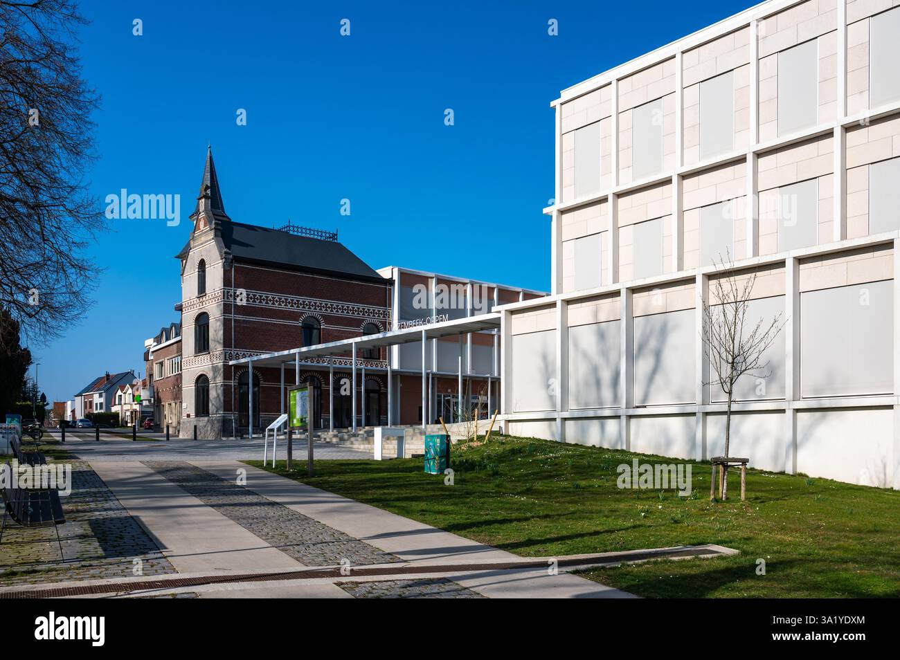 Altes und zeitgenössisches Rathaus in Wezembeek-Oppem, Flämische Region Brabant, Belgien, 8. MÄRZ 2025 Stockfoto