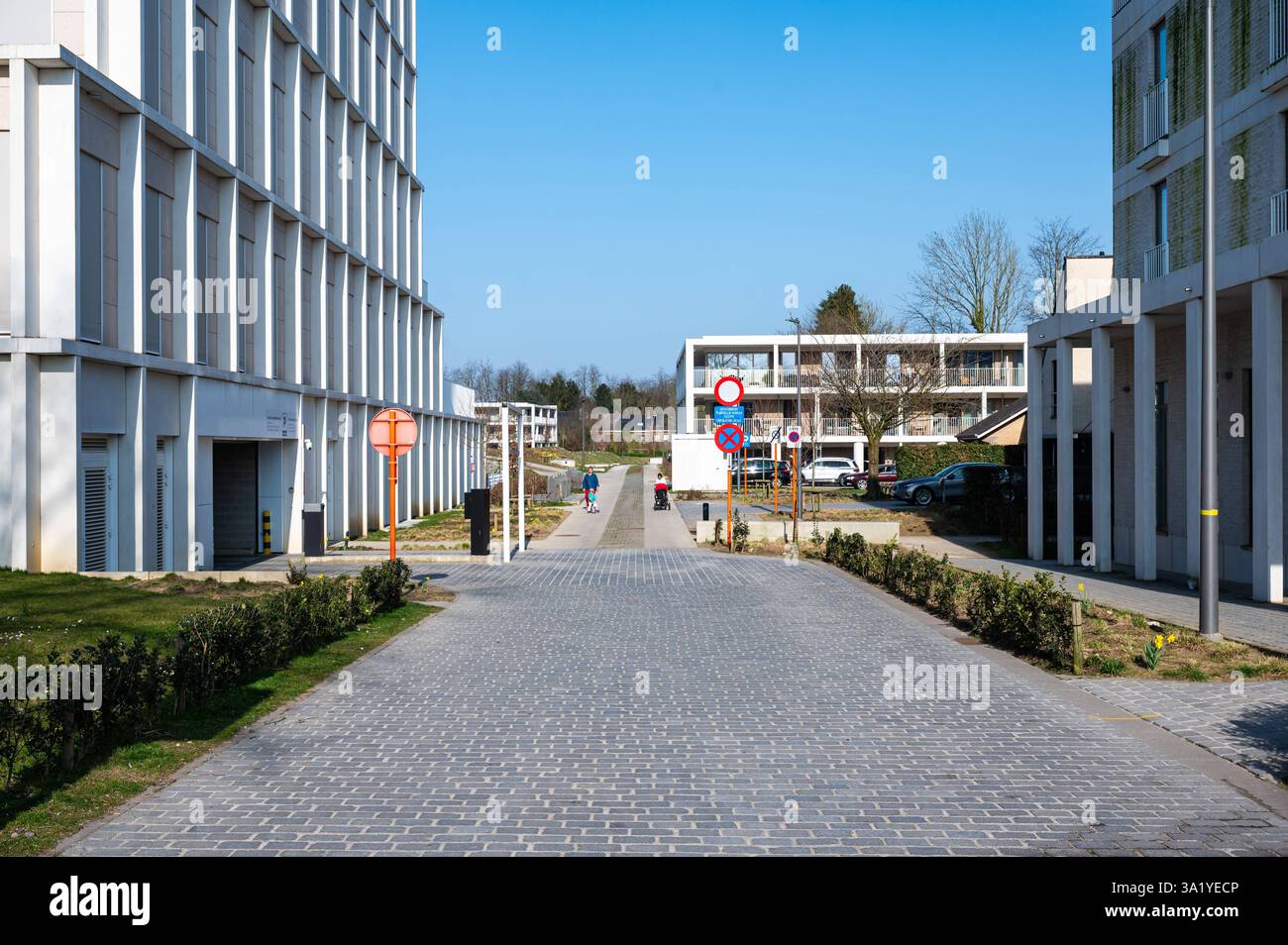 Altes und zeitgenössisches Rathaus in Wezembeek-Oppem, Flämische Region Brabant, Belgien, 8. MÄRZ 2025 Stockfoto