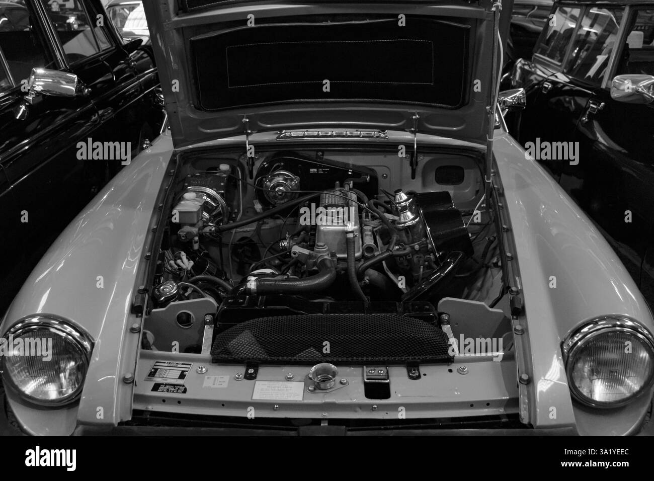Limassol, Zypern, 19. Dezember 2024: MGB GT British Layland offene Motorhaube (Motorhaube) im Cyprus Motor Museum in Schwarz-weiß ausgestellt Stockfoto