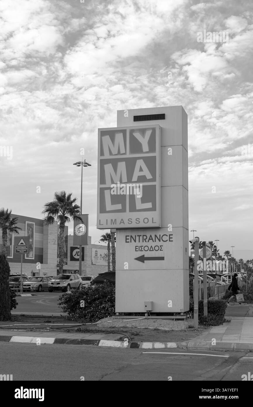 Limassol, Zypern - 19. Dezember 2024: Schild zum Einkaufszentrum My Mall Stockfoto