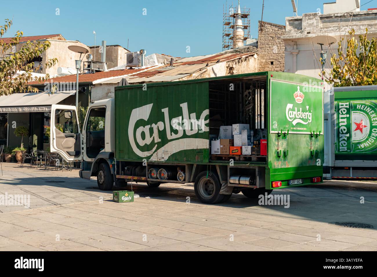Carlsberg Goods Merchandise, ein dänisches multinationales Brauereiunternehmen mit Lieferwagen Old Town, Limassol Zentrum für Restaurants Stockfoto