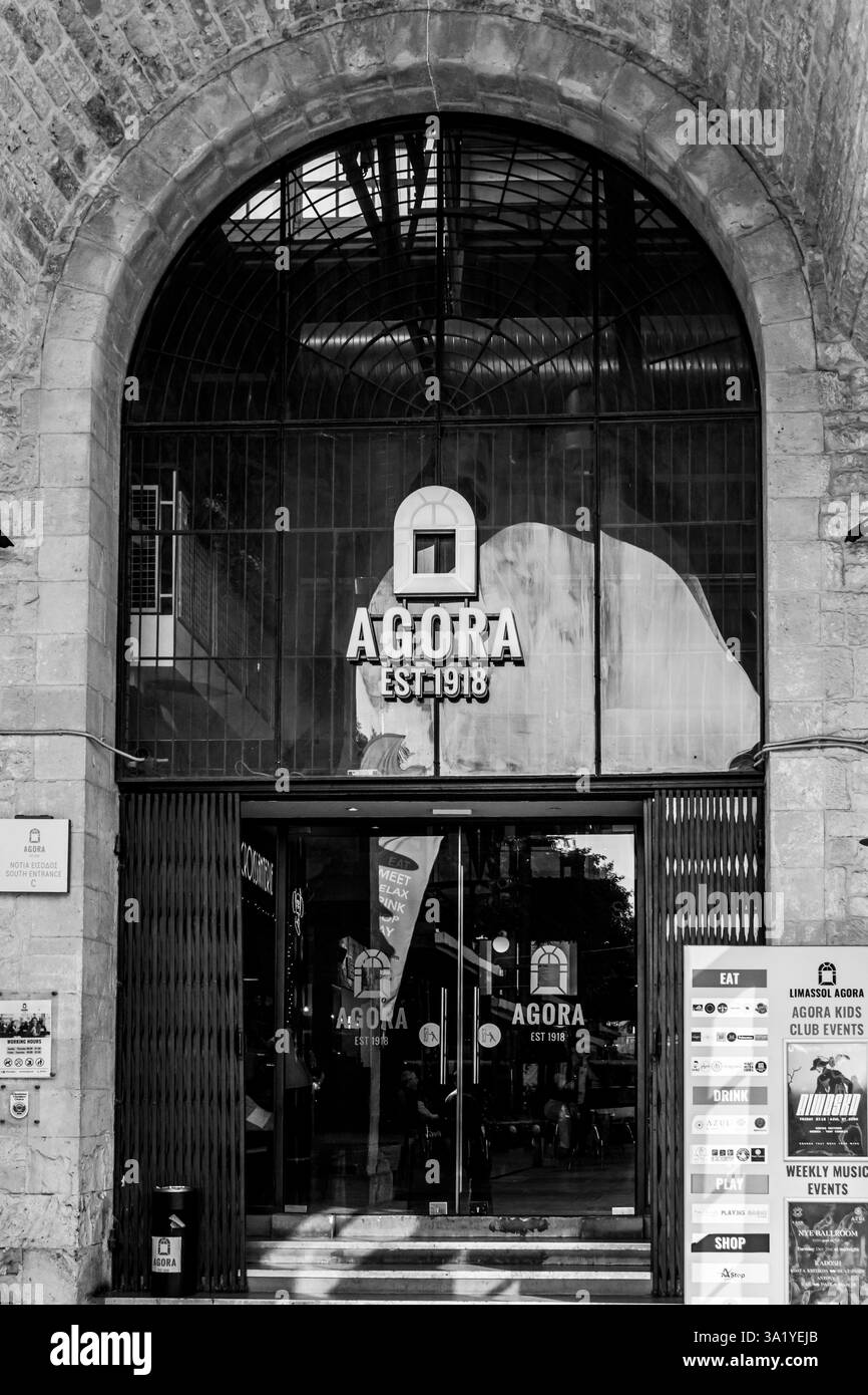 Limassol, Zypern - 18. Dezember 2024: Limassol AGORA Eingang zur Food Court Attraktion in Schwarz-weiß Stockfoto
