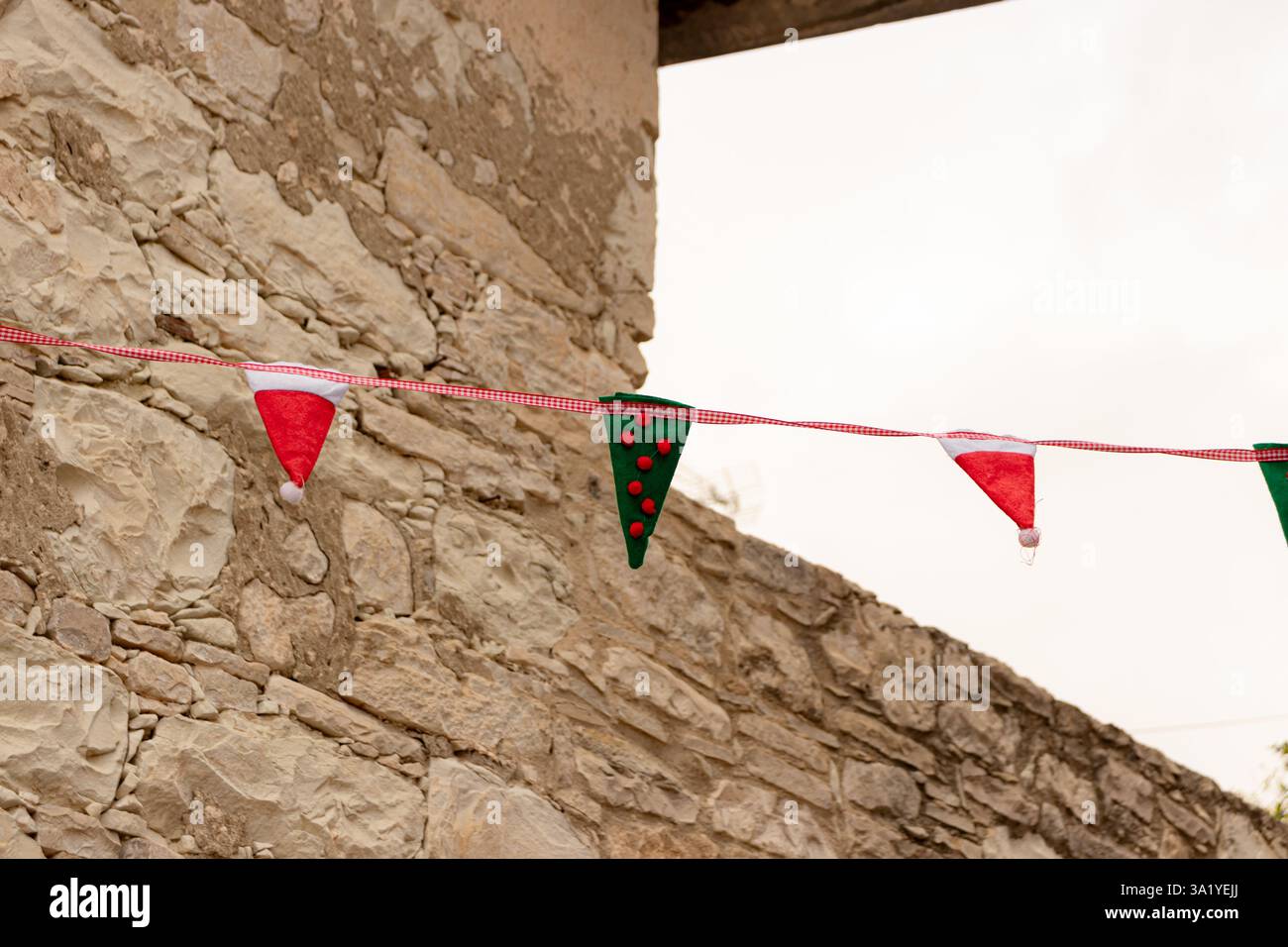 Weihnachtsdesign-Dreiecksbanner hängt in Laneia, Zypern Stockfoto