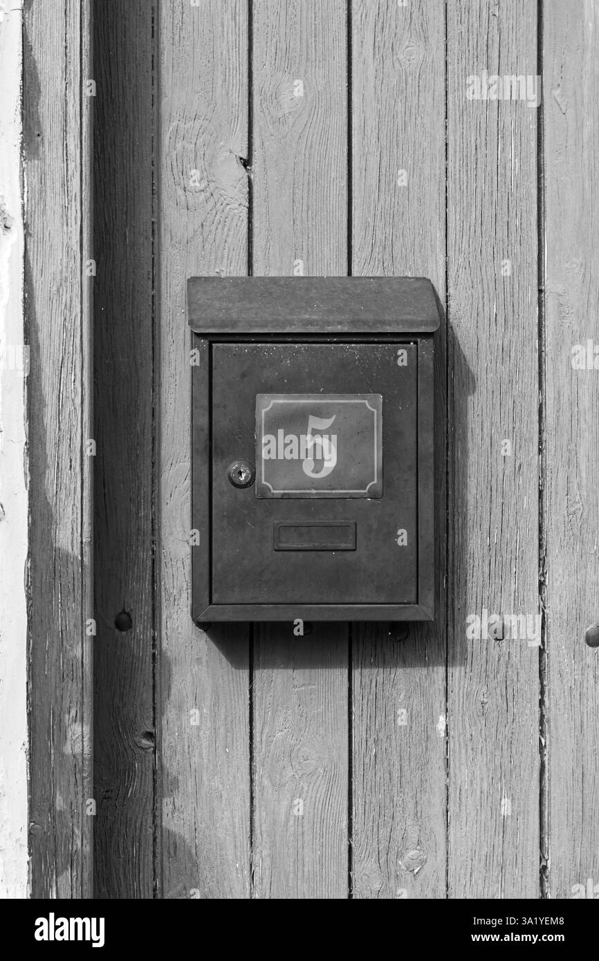Haus Nr. 5 (fünf) auf Briefkasten in Schwarz-weiß Stockfoto
