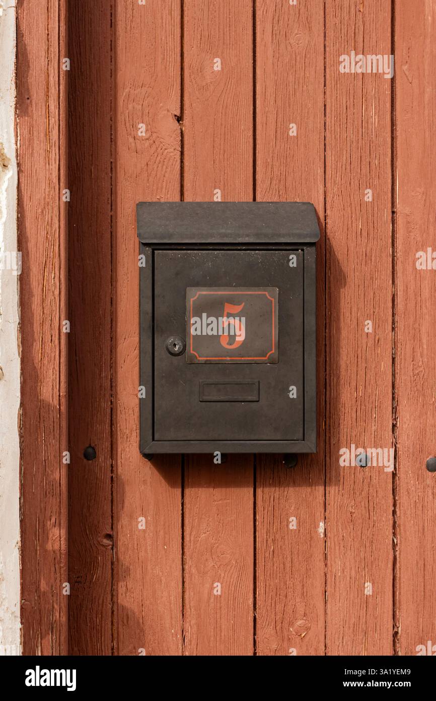 Haus Nummer 5 (fünf) auf Briefkasten Stockfoto