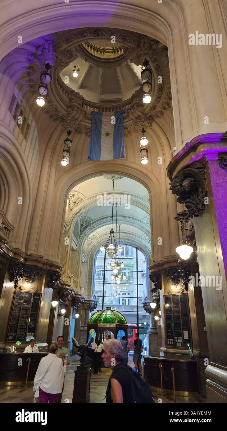 Interior do Palacio Barolo, em Buenos Aires, com sua arquitetura histórica e detalhes impressionantes inspirados na Divina Comédia - Smartphone-aufgenommenes Stockfoto