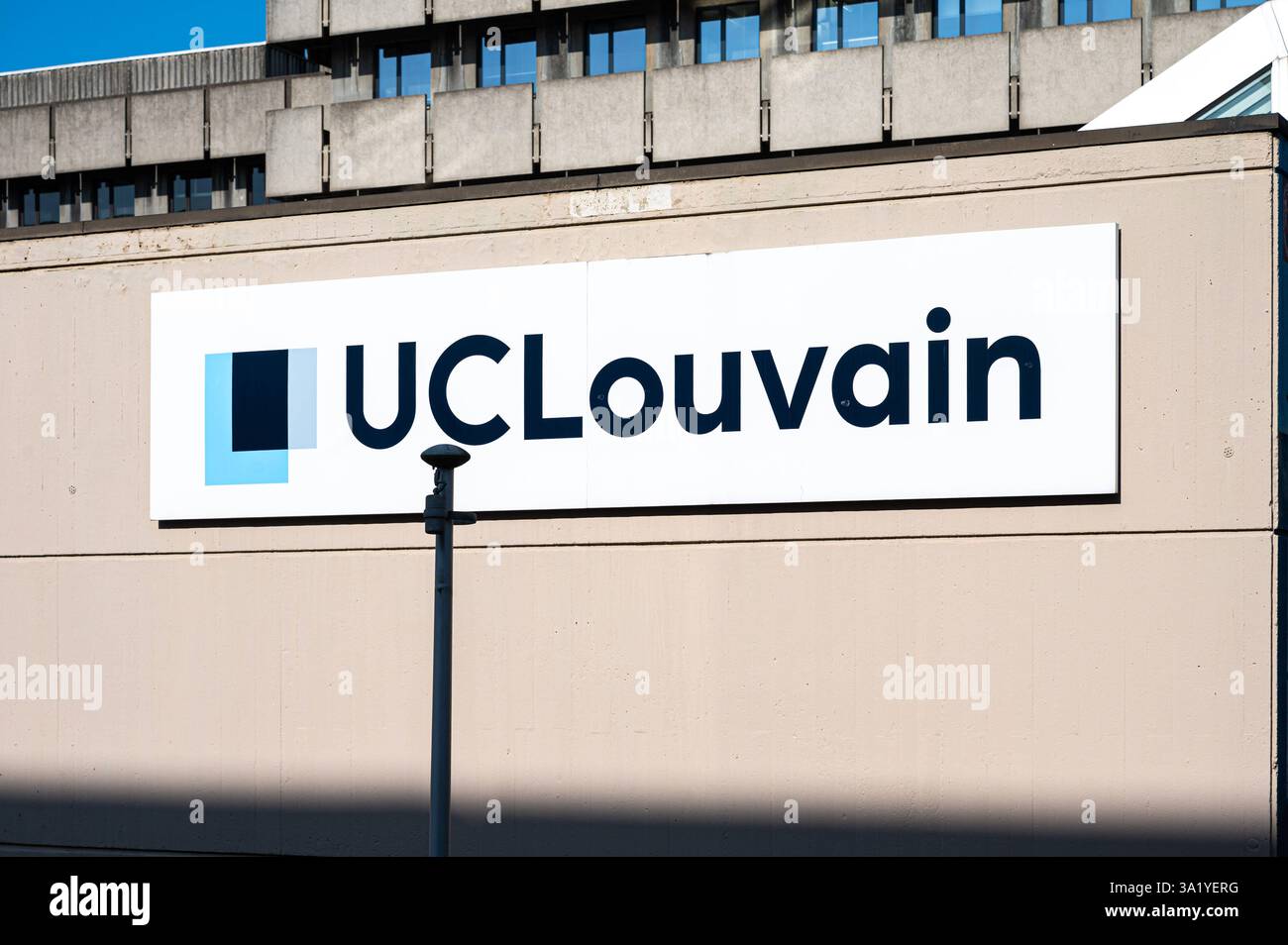 Zeichen des Universitätskrankenhauses UC Louven, Campus Saint Luc, Woluwe Saint Lambert, Region Brüssel Hauptstadt, Belgien, MÄRZ 2025 Stockfoto