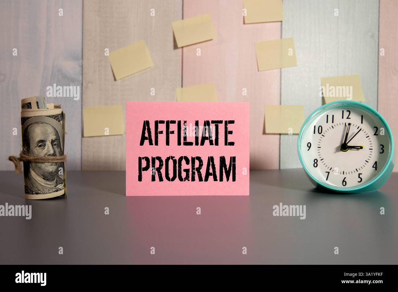 Geschäftskonzept. Vor dem Hintergrund der Grafiken, eine gelbe Papierplatte mit der Aufschrift - AFFILIATE-PROGRAMM Stockfoto