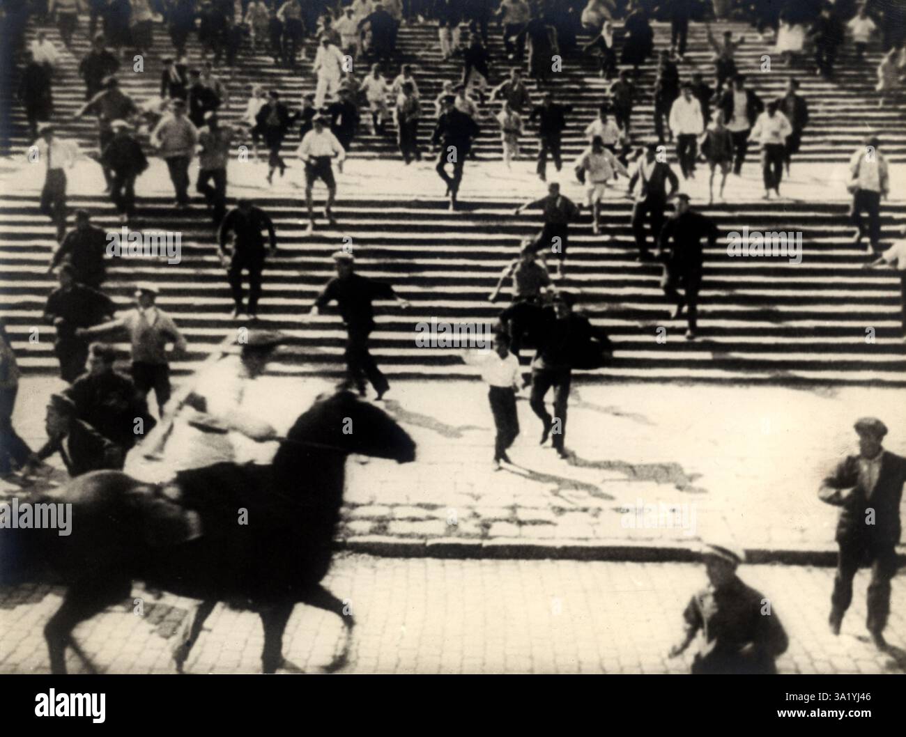 1925 , RUSSLAND : der russische Stummfilm DAS SCHLACHTSCHIFF POTEMKIN ( La corazzata Potiomkin - Pot'omkin - Potëmkinskaja lestnica - Potëmkin ) von Sergej EISENSTEIN ( Sergej Michajlovic Ejzenstejn - Ejzenštejn - Serge , 1898 - 1948 ). Szene auf L'ESCALIER RICHELIEU in ODESSA ( Ukraine ) . Die 142 Meter lange Potemkin-Treppe ( erbaut 1837–1841 ) wurde 1837 von dem italienischen Architekten Francesco Boffo ( 1796–1867 ) entworfen. Foto-Stopp-Rahmen aus dem Film. - SCREAM - URSS - KINO MUTO - ATTORE CINEMATOGRAFICO - BATTLE - BATTAGLIA - FILM - Bronenosets Potyomkin - das Schlachtschiff Stockfoto