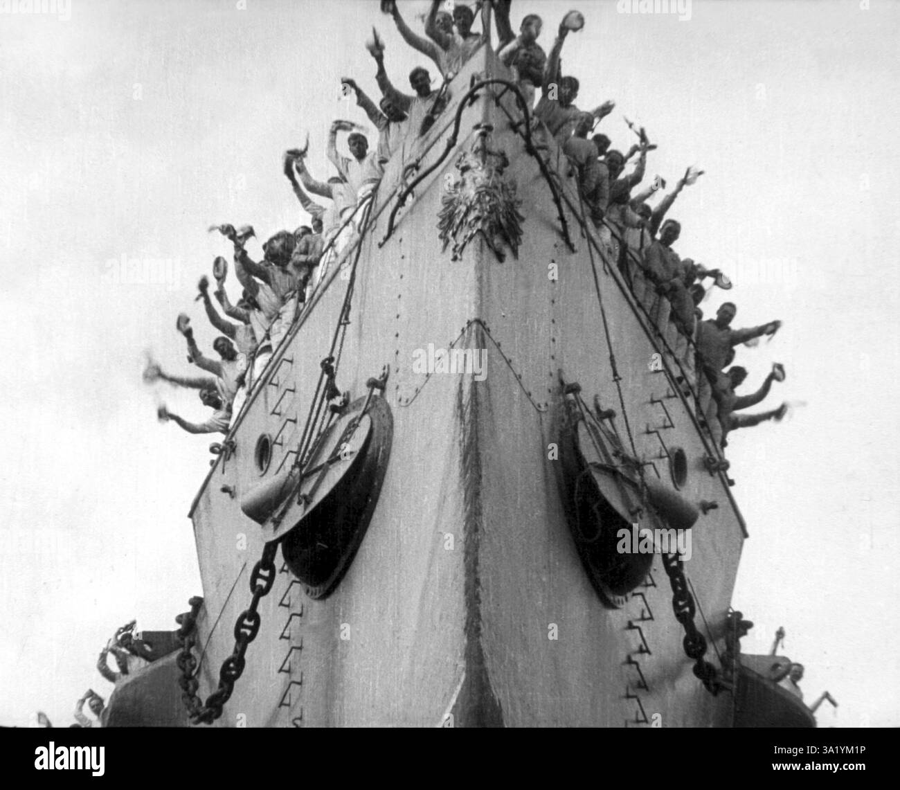 1925 , RUSSLAND : der russische Stummfilm DAS SCHLACHTSCHIFF POTEMKIN ( La corazzata Potiomkin - Pot'omkin - Potëmkinskaja lestnica - Potëmkin ) von Sergej EISENSTEIN ( Sergej Michajlovic Ejzenstejn - Ejzenštejn - Serge , 1898 - 1948 ). Szene auf L'ESCALIER RICHELIEU in ODESSA ( Ukraine ) . Die 142 Meter lange Potemkin-Treppe ( erbaut 1837–1841 ) wurde 1837 von dem italienischen Architekten Francesco Boffo ( 1796–1867 ) entworfen. Foto-Stopp-Rahmen aus dem Film. - SCREAM - URSS - KINO MUTO - ATTORE CINEMATOGRAFICO - BATTLE - BATTAGLIA - FILM - Bronenosets Potyomkin - das Schlachtschiff Stockfoto