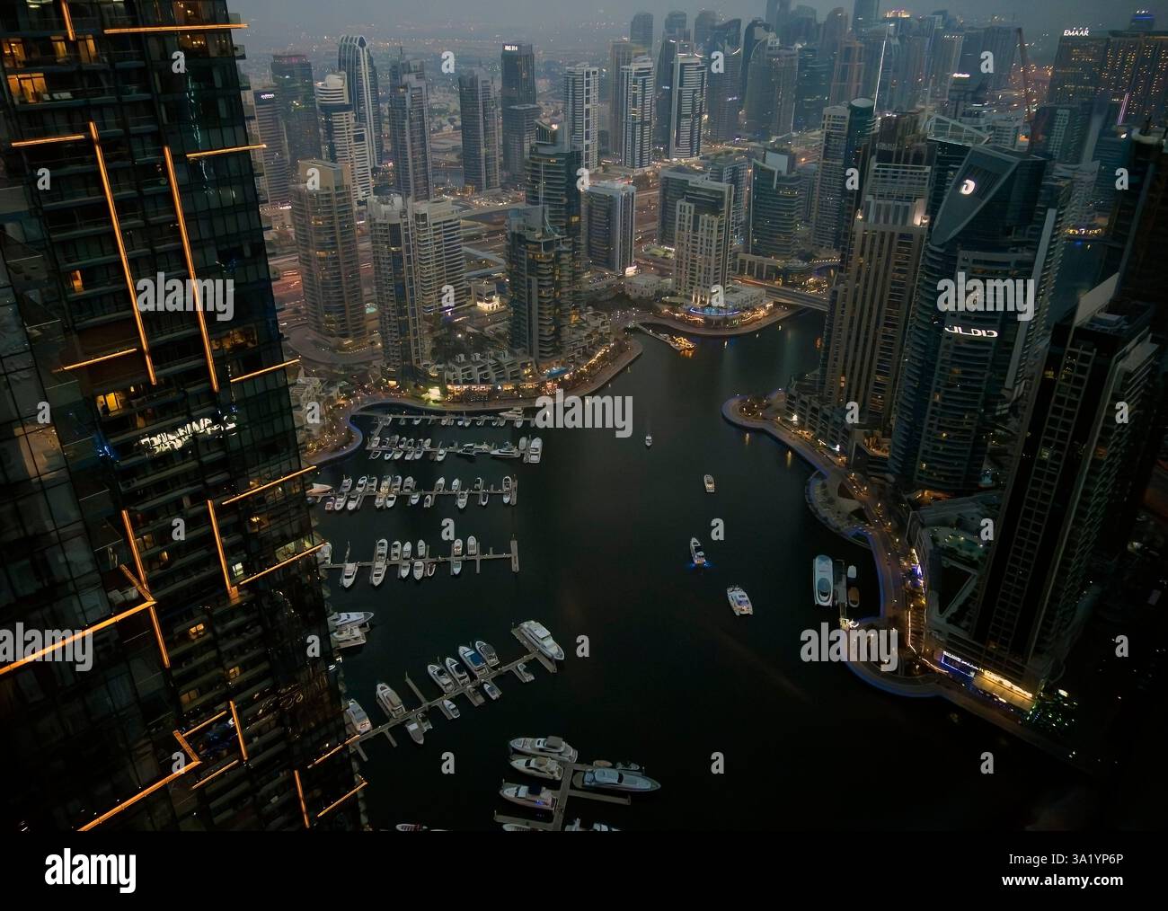 Nächtlicher Luftblick auf den Yachthafen, Dubai, VAE Stockfoto