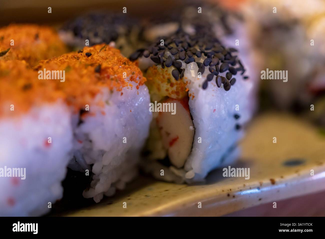Verschiedene Sushi-Rolls: Eine kulinarische Vielfalt an Sushi-Brötchen, die vor Geschmack und Farbe strotzen Stockfoto