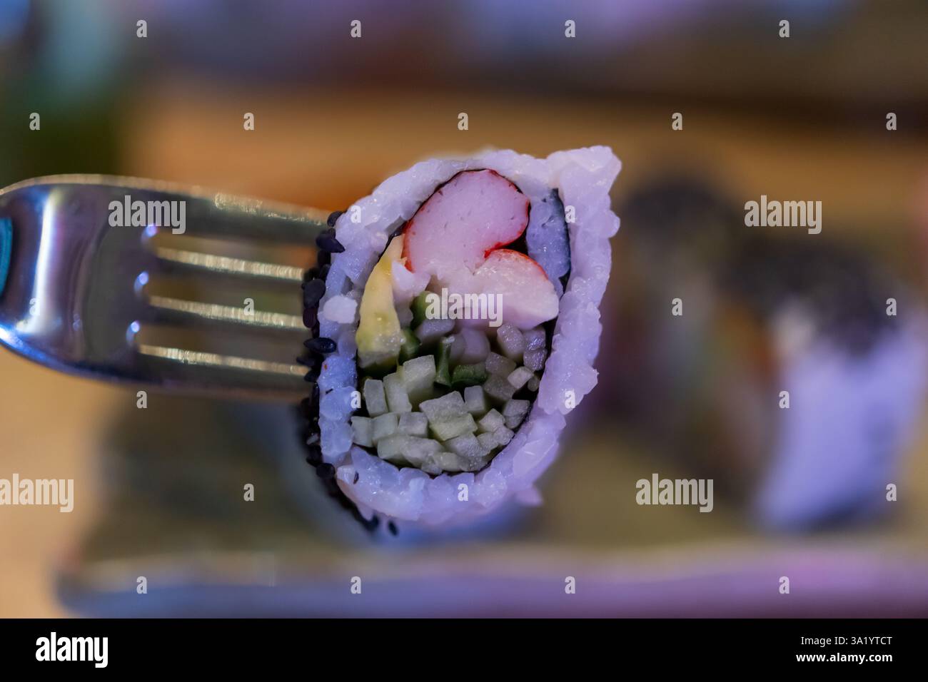 Details einer kalifornischen Rolle, die die lebhaften Farben und Texturen dieses beliebten Sushi-Gerichts zeigt. Das feine Gleichgewicht von Aromen und Zutaten i Stockfoto