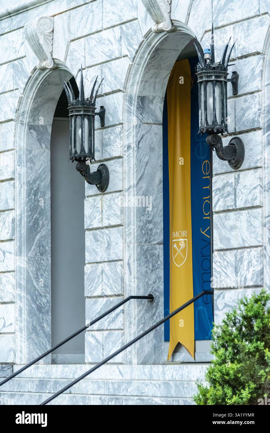 Emory University Banner am Eingang zum Verwaltungsgebäude in Atlanta, Georgia. (USA) Stockfoto