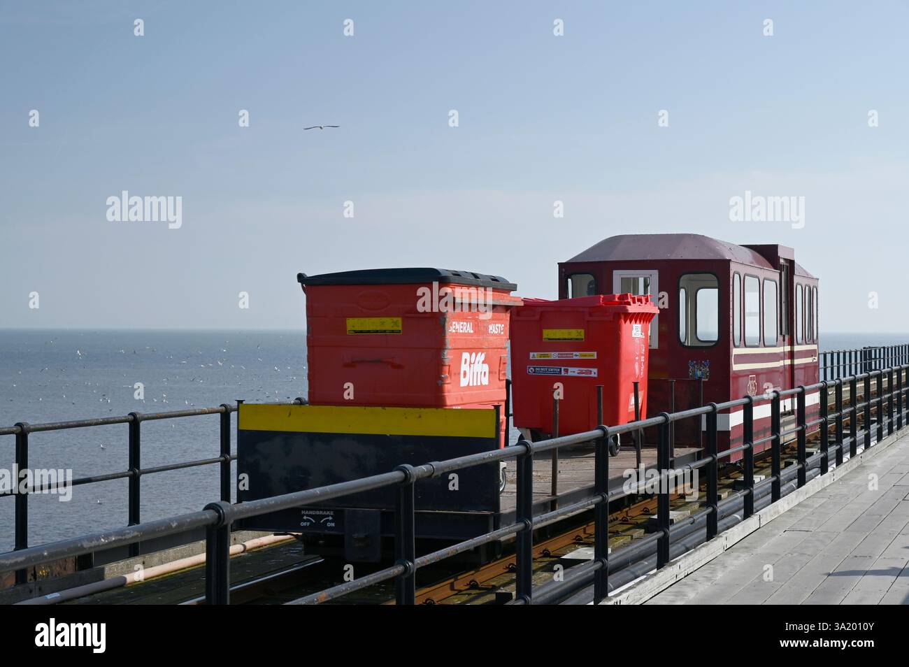 Der Zug 1835 transportiert einen Biffa General Abfalleimer und einen recycelten Abfalleimer vom Pier Head an Land auf dem längsten Vergnügungspier der Welt. Southend Großbritannien. Stockfoto Der Zug 1835 transportiert einen Biffa General Abfalleimer und einen recycelten Abfalleimer vom Pier Head an Land auf dem längsten Vergnügungspier der Welt. Southend Großbritannien. Stockfoto