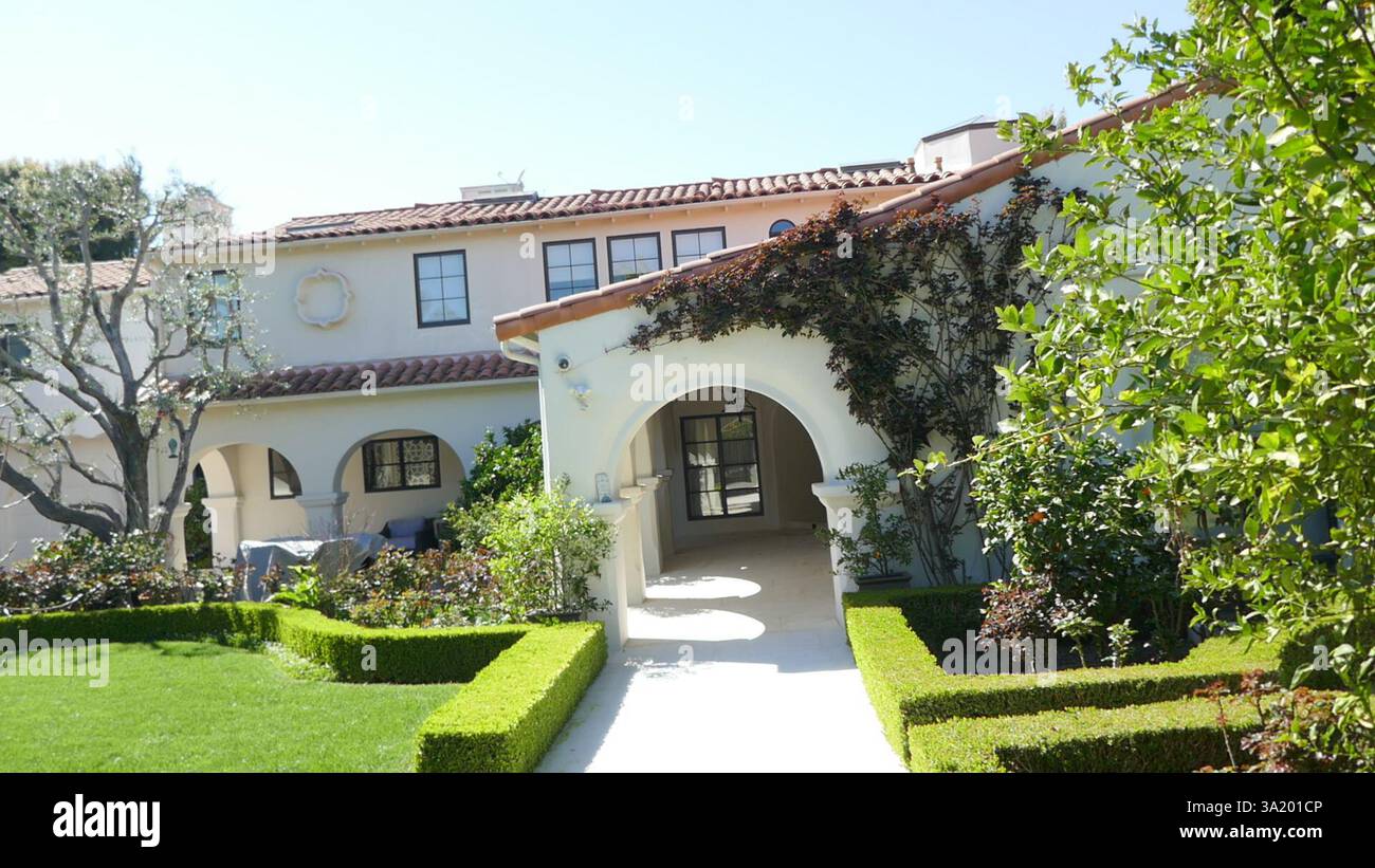 Beverly Hills, Kalifornien, USA 9. März 2025 Schauspieler Paul Hogan, Schauspielerin Linda Kozlowski und Modedesigner Stan Herman, ehemaliges Haus in der 1109 Tower Road am 9. März 2025 in Beverly Hills, Kalifornien, USA. Foto: Barry King/Alamy Stock Photo Stockfoto