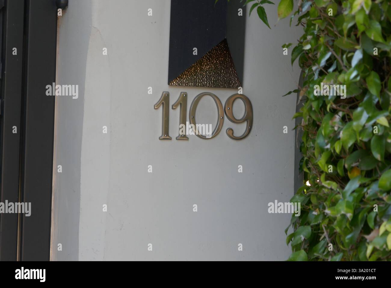 Beverly Hills, Kalifornien, USA 9. März 2025 Schauspieler Paul Hogan, Schauspielerin Linda Kozlowski und Modedesigner Stan Herman, ehemaliges Haus in der 1109 Tower Road am 9. März 2025 in Beverly Hills, Kalifornien, USA. Foto: Barry King/Alamy Stock Photo Stockfoto