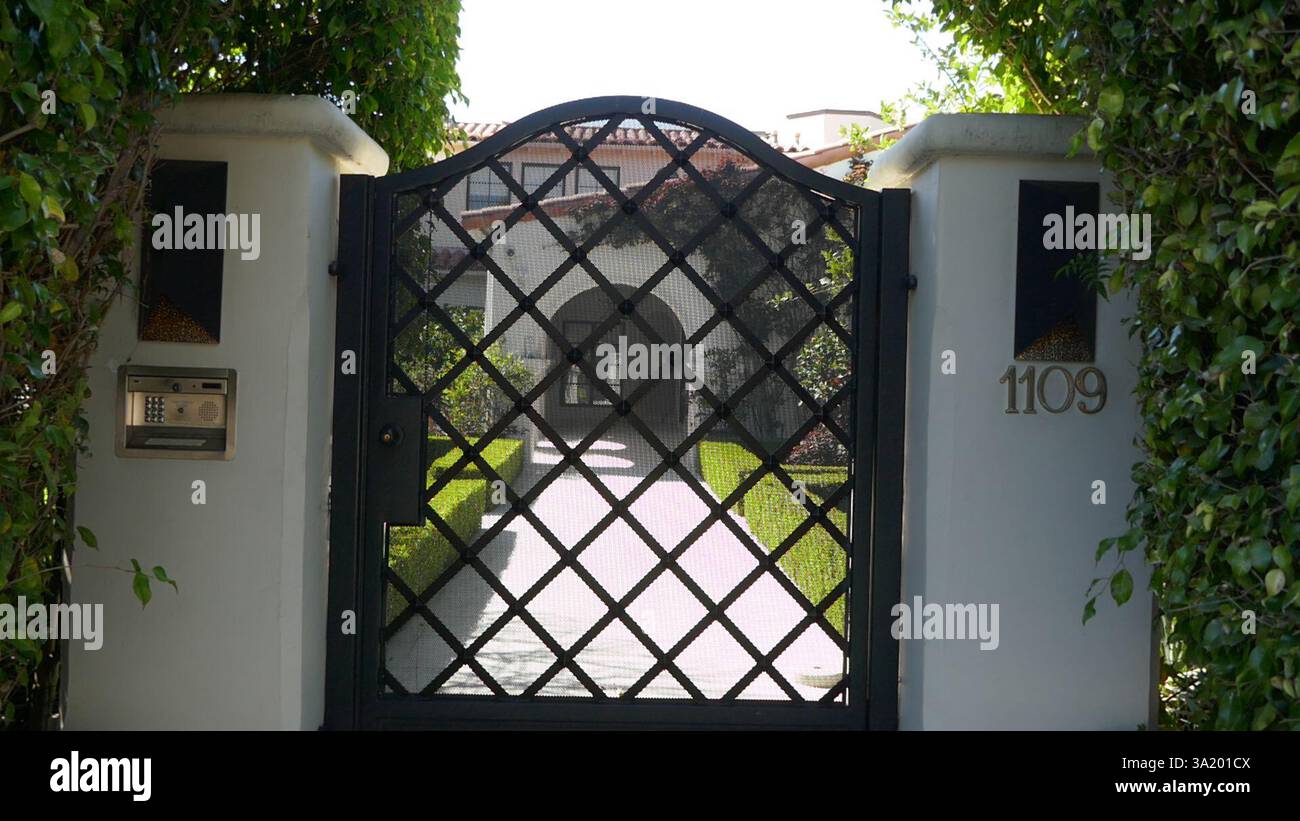 Beverly Hills, Kalifornien, USA 9. März 2025 Schauspieler Paul Hogan, Schauspielerin Linda Kozlowski und Modedesigner Stan Herman, ehemaliges Haus in der 1109 Tower Road am 9. März 2025 in Beverly Hills, Kalifornien, USA. Foto: Barry King/Alamy Stock Photo Stockfoto